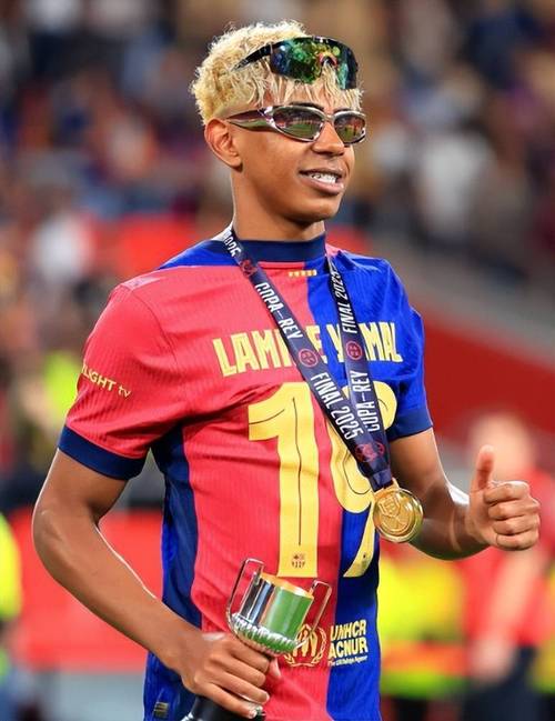 哈登率快船在常规赛中单挑魔术，连续4场得分超28分，但球队仍落后较大。