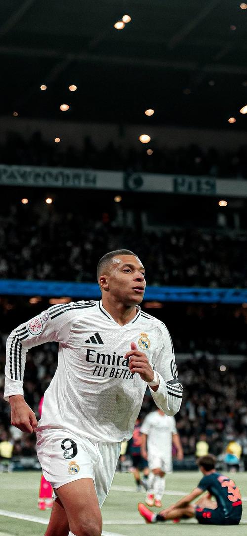 致敬蓝军传奇，库库雷利亚度假时身穿德罗巴球衣