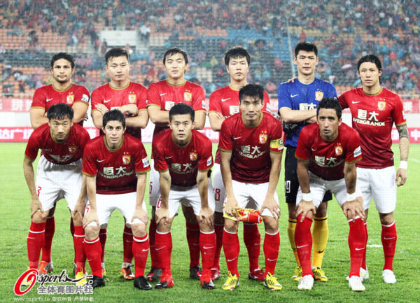 沙特联战报：本泽马破门，十人吉达联合2-1利雅得体育（沙特联赛战报：本泽马建功，十人吉达联合2-1击败利雅得体育）