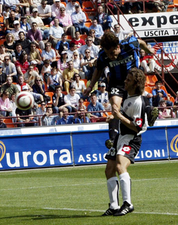 世体：阿隆索回归获利物浦球迷热烈欢迎，阿诺德却遭嘘声相待